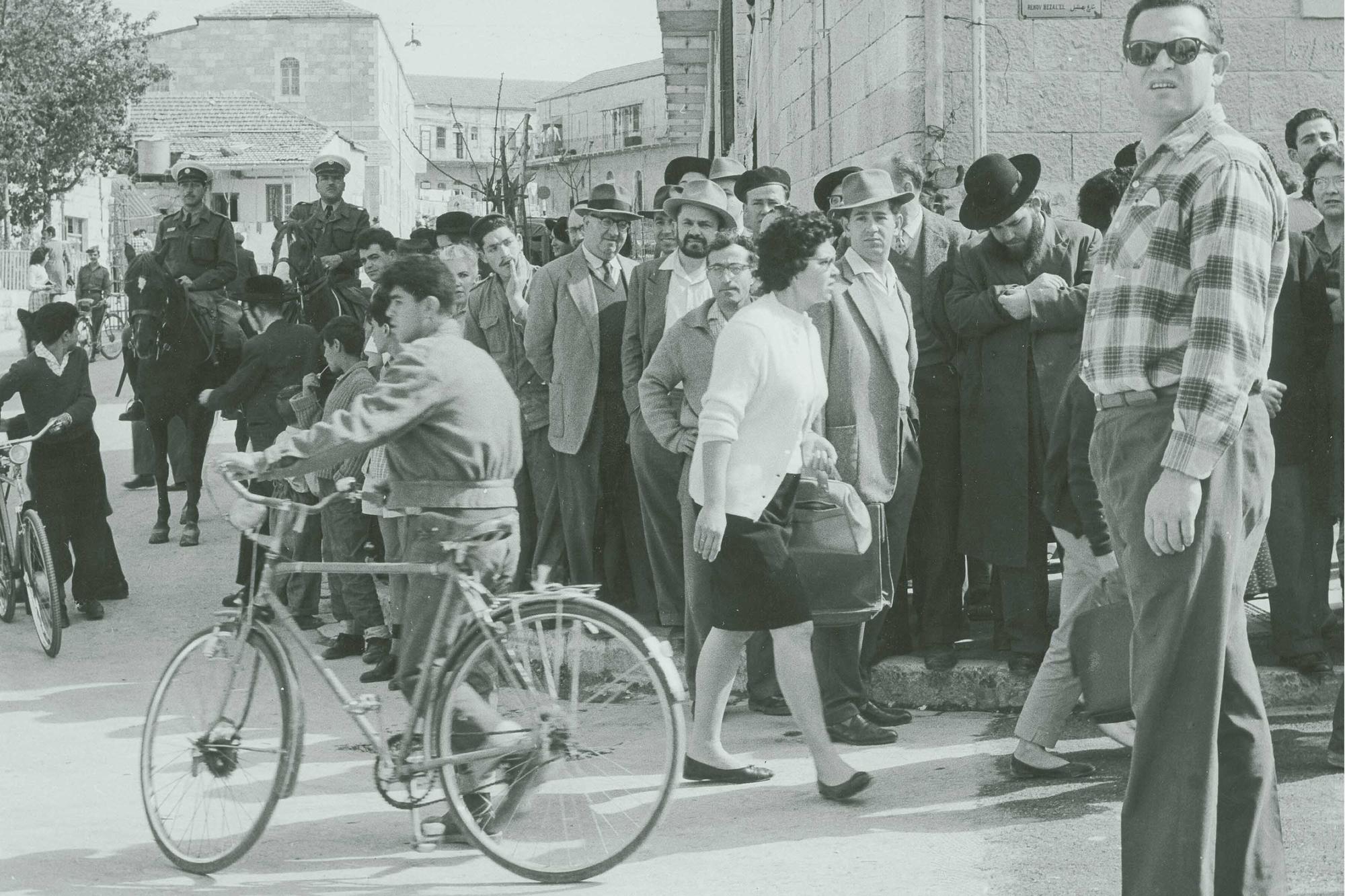 People in front of the courthouse in Jerusalem, where the trial against the former SS-Obersturmführer Adolf Eichmann took place in 1961.
