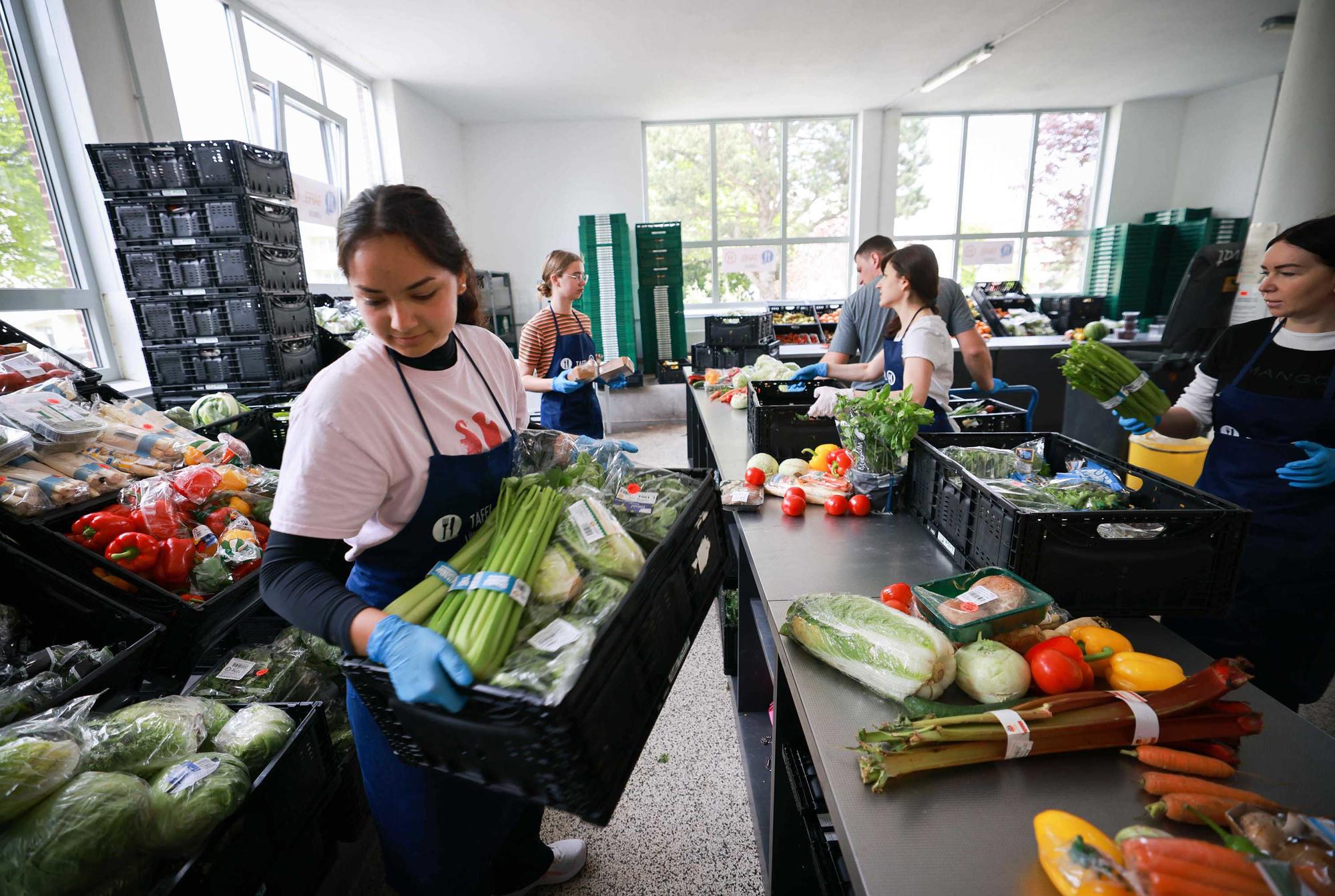 “Quiet” engagement happens in everyday life, such as when people help out at food banks (pictured here), in clubs and associations, and in neighborhood initiatives.
