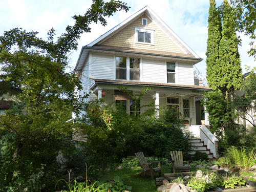 The idyllic home of a Canadian couple, where Robert Brundage lives, seems to be a true contrast to the urban campus of the University of Alberta. From here, Robert Brundage rides his bike every morning to class.