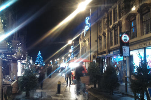 The Oxford Christmas Market in December in the rain. A currywurst (sausage with curry sauce) costs a legendary 6 pounds (more than 8 euros) - so much for bargains!