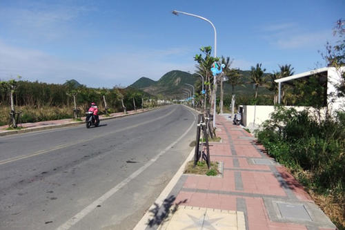 Nora Lessing starts out walking ...