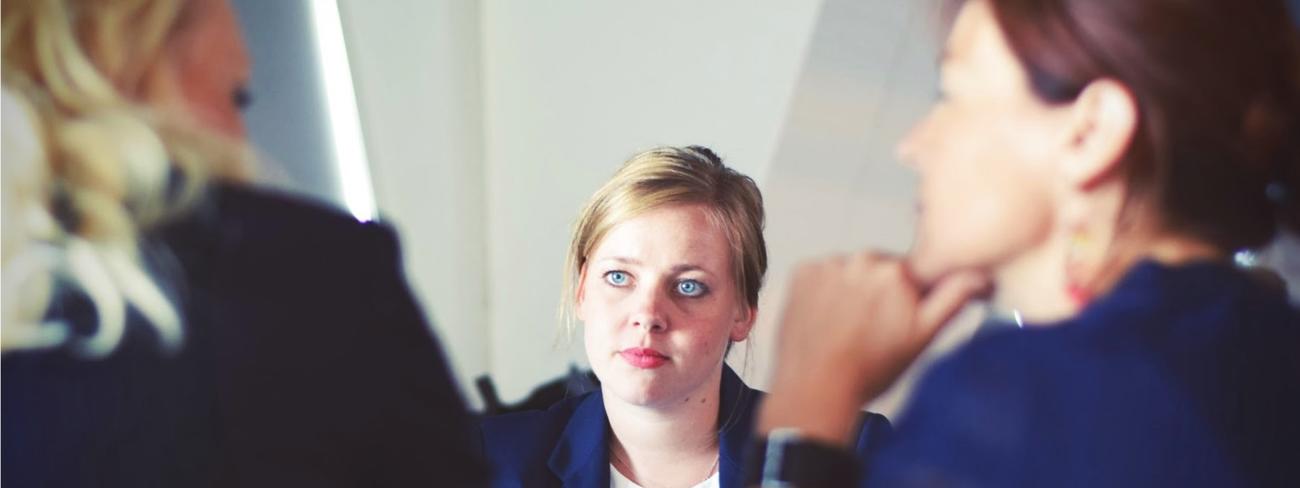 lang_Vorstellungsgespraech_mit_junger_Frau