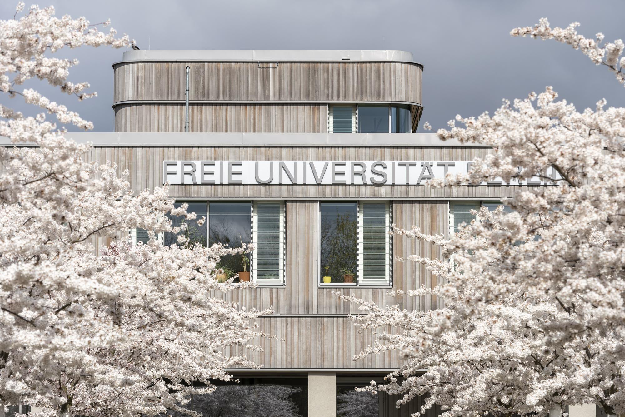 Studying at the FU Berlin - View of the Holzlaube building