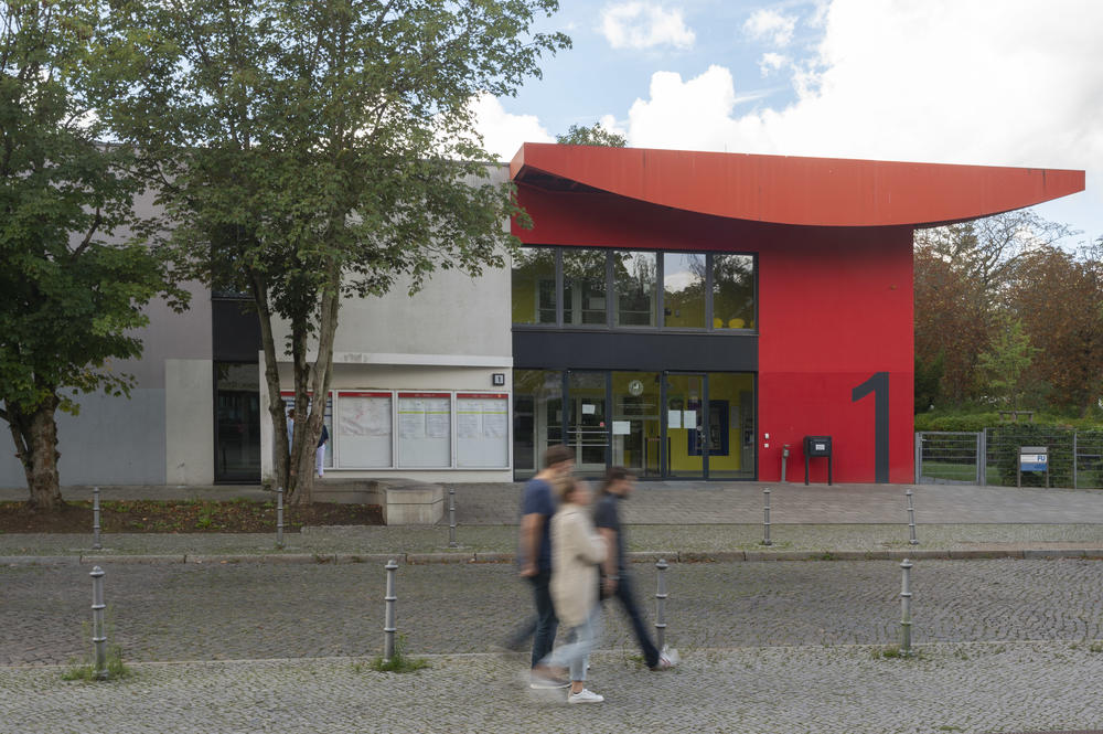 View of the building at Iltisstraße 1