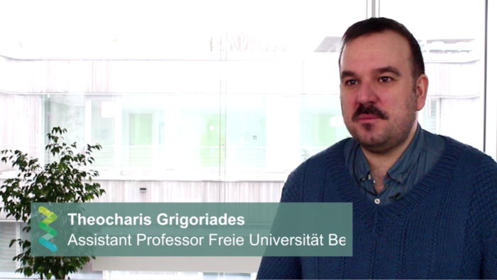 Theocharis Standbild