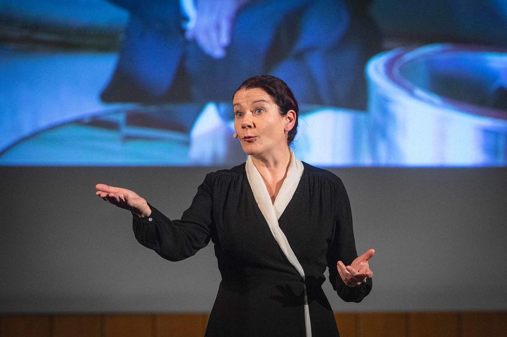 Die Schauspielerin Anita Zieher spielt im Theaterstück „Core Issues - in memoriam Lise Meitner“ die Physikerin Lise Meitner.