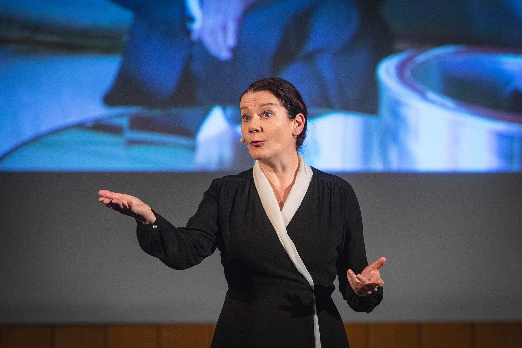 Die Schauspielerin Anita Zieher spielt im Theaterstück „Core Issues - in memoriam Lise Meitner“ die Physikerin Lise Meitner.
