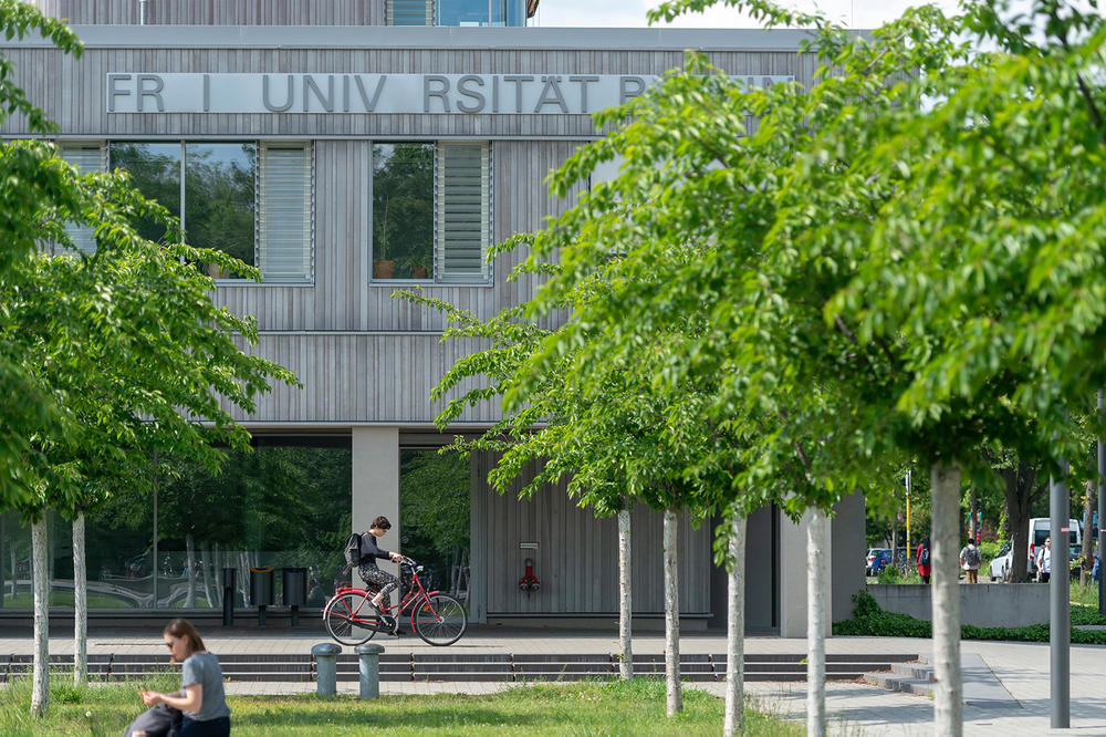 FR I  UNIV RSITÄT B RLIN – Die Kürzungen hinterlassen Spuren, sogar an den Gebäuden der Hochschule: Noch ist das fehlende „E“ Teil einer Bildmontage – doch die Realität könnte bald folgen.