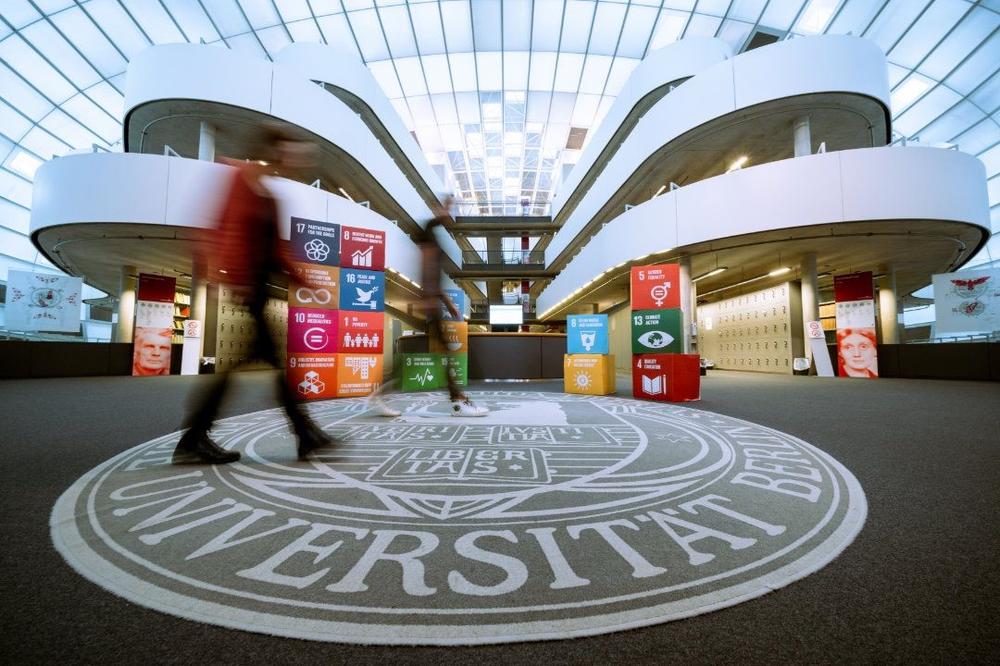 Die Nachhaltigkeitsziele der Vereinten Nationen auf Würfeln in der Philologischen Bibliothek der Freien Universität.