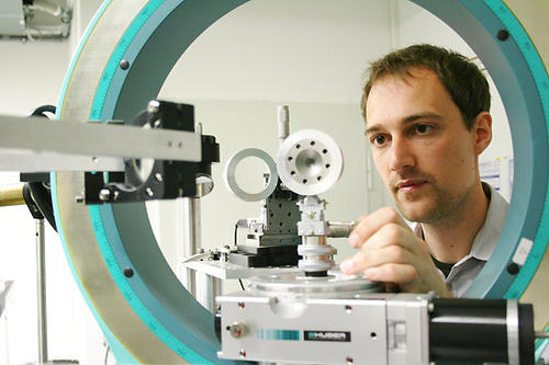 Hauke Marquart simulierte den tiefen Erdmantel im Labor, um Erdbeben weiter zu erforschen.