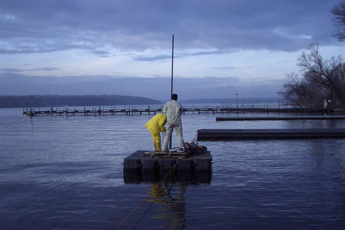 Geowissenschaftler nehmen von einem Schwimm-Ponton, einer Art Mini-Bohrinsel, Bohrungen auf dem Wannsee beim Wasserwerk Beelitzhof vor.