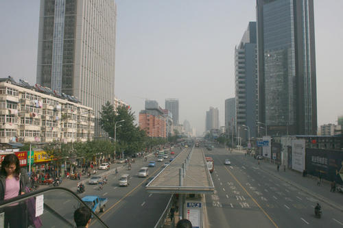 Hefei versucht, wie andere Städte Chinas, durch verbesserte Angebote im öffentlichen Verkehr den gestiegenen Anforderungen an Mobilität gerecht zu werden.