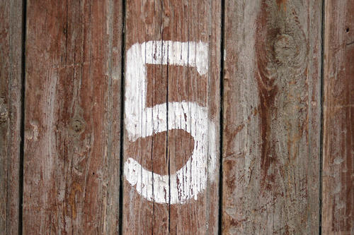 Weil 5 die Zahl ist, die über den vierbuchstabigen göttlichen Namen JHWH hinausgeht, galt sie als Zahl des Teufels.