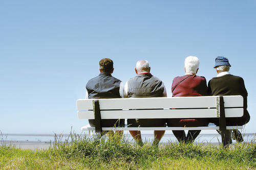 Liegt der Grund für mehr Zufriedenheit im Alter in den Genen? Oder an stabileren sozialen Beziehungen?