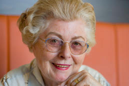 Die Gerontologin Dr. Ingrid Zundel studierte Soziologie, Psychologie und Gerontologie an der Freien Universität und promovierte mit 75 Jahren mit einer Arbeit zu Zeittauschbörsen.