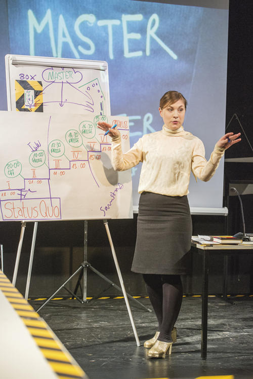 Malin Nagel, Dramaturgin am Deutschen Theater, entwickelte zusammen mit Sven Chojnacki die Idee eines „Krisenspiels“.