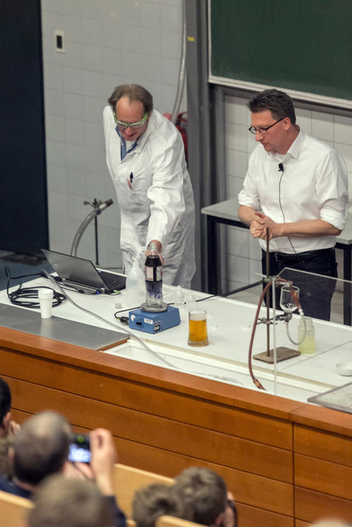 Was passiert, wenn Cola und Bier synthetisiert werden? Der Chemiker Sebastian Hasenstab-Riedel zeigte das Ergebnis einem großen Publikum
