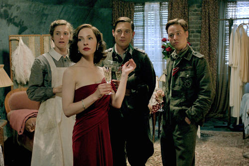 Als das polnische Fernsehen im vergangenen Jahr den ZDF-Dreiteiler „Unsere Mütter, unsere Väter“ zeigte, entstand dort ein  lebhafte Diskussion über die Beteiligung Polens an den nationalsozialistischen Verbrechen.