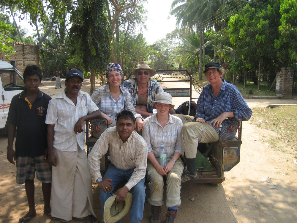 Geschafft: Das deutsch-sri-lankanische Bohrteam nach einer Probebohrung im Rota Wewa, Sri Lanka. (ganz rechts: Brigitta Schütt, 2. v. r.: Wiebke Bebermeier.)