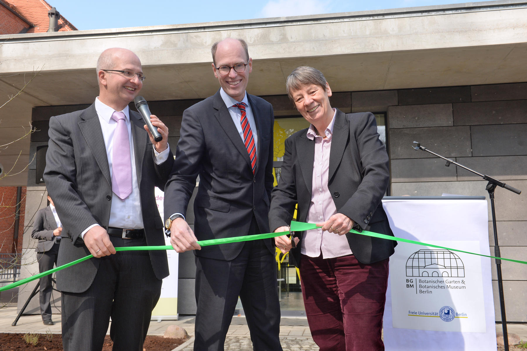 Eröffneten die Saatgutbank: Bundesumweltministerin Dr. Barbara Hendricks (r.), Prof. Dr. Thomas Borsch (l.), Direktor des Botanischen Gartens, und Prof. Dr. Peter-André Alt, Präsident der Freien Universität.