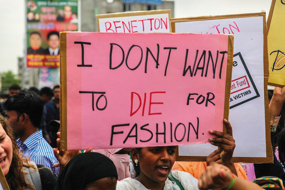 Am zweiten Jahrestag der Katastrophe von Rana Plaza demonstierten Arbeiterinnen gegen die Arbeitsbedingungen in der Bekleidungsindustrie.