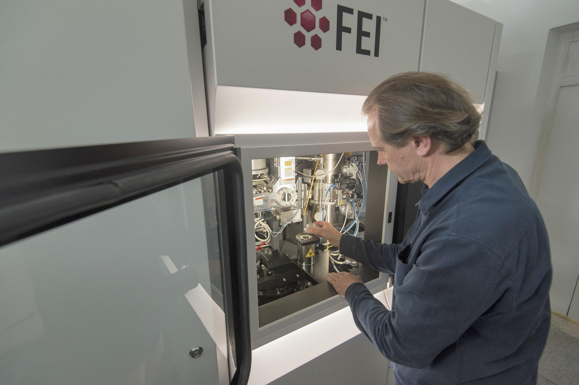 Christoph Böttcher, wissenschaftlicher Leiter des Forschungszentrums für Elektronenmikroskopie am Institut für Chemie und Biochemie der Freien Universität, überführt ein schockgefrorenes Präparat in das Hochvakuum des Elektronenmikroskops.