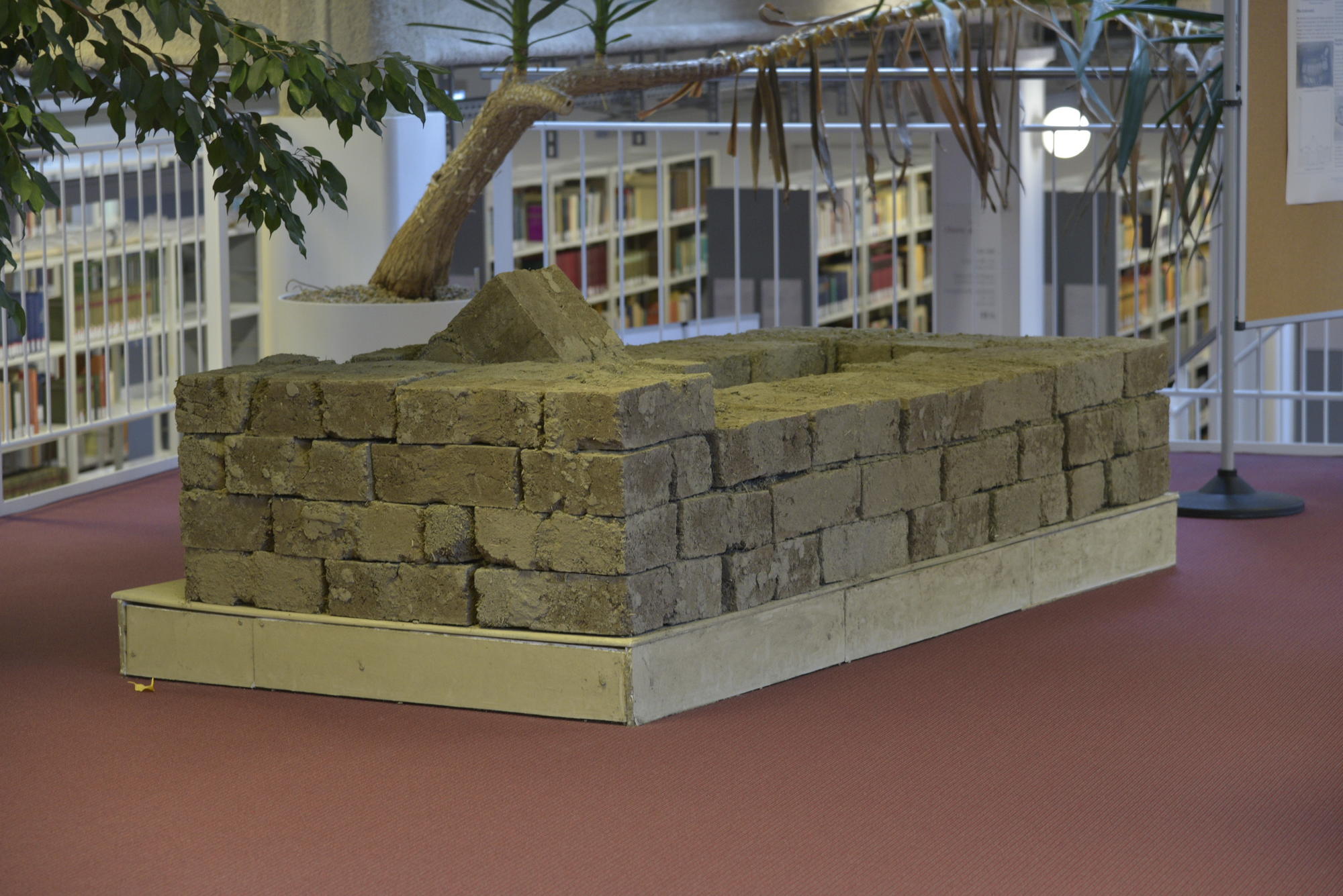 Mit Lehmziegeln, dem Baumaterial, das auch im Altertum verwendet wurde, baute Hartmut Kühne mit seinem Team ein Lehmziegelgrab nach.