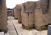 Abb. 7a: Bablylon, Prozessionsstraße; rekonstruiertes Mauerwerk mit Schalung aus gebrannten Ziegeln; aufsteigende Feuchtigkeit im Sockelbereich.