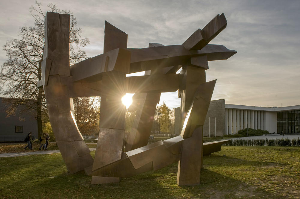 Die Skulptur „Perspektiven“ erinnert an das Schicksal der in Moskau ermordeten Studenten Günter Beggerow, Fritz Flatow, Günter Malkowski, Kurt Neuhaus, Ägidius Niemz, Friedrich Prautsch, Peter Püschel, Werner Schneider, Wolf Utecht, Karlheinz Wille.