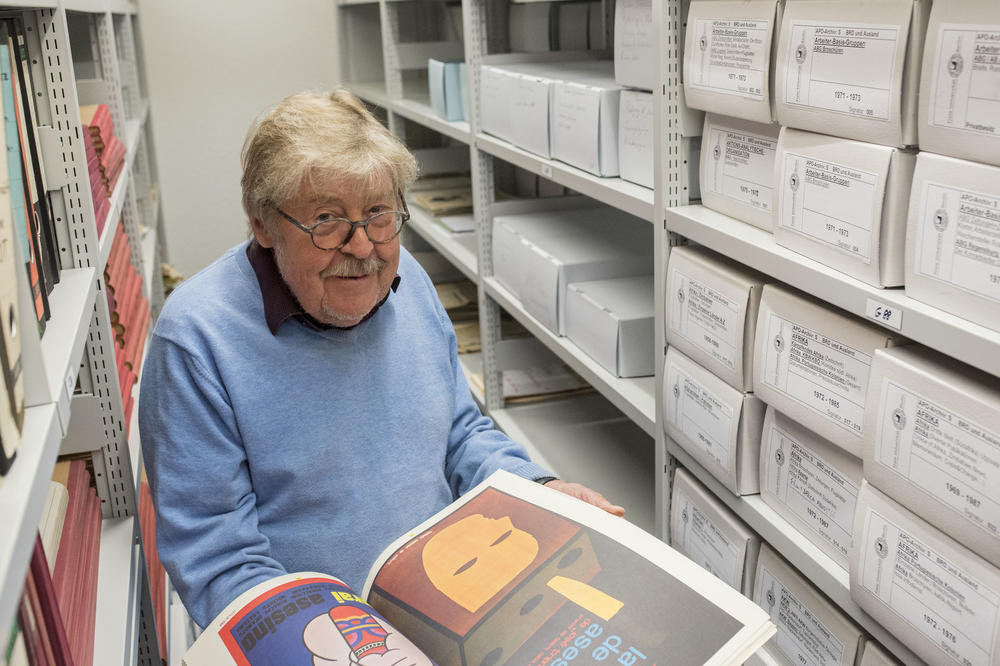 Siegward Lönnendonker sammelt im weltweit einmaligen APO-Archiv Dokumente, Flyer, Plakate und Objekte vor allem der Außerparlamentarischen Opposition.