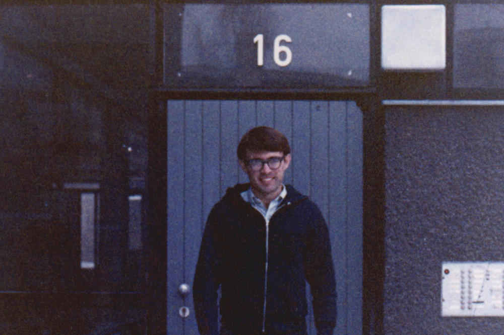 Richard Mann vor Haus 16 im Studentendorf Schlachtensee.