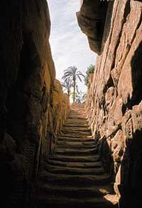 Der Nilometer vor dem Statet-Tempel auf Elephantine führt als langer Treppengang zum Fluss hinab. Auf seinen Wänden sind Messskalen und Wasserstandsmarken eingraviert 