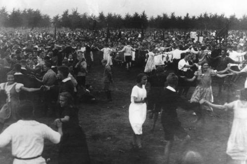 Die Festwiese des Weimarer Arbeiterjugendtages von 1920.