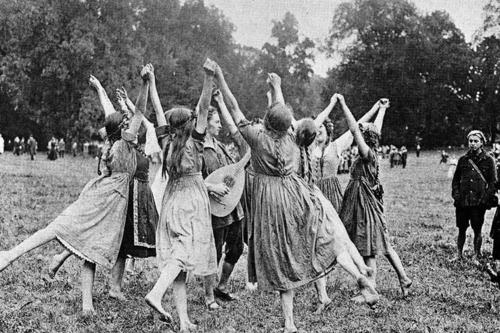 Reigentanz auf dem Arbeiterjugendtag in Weimar 1920.