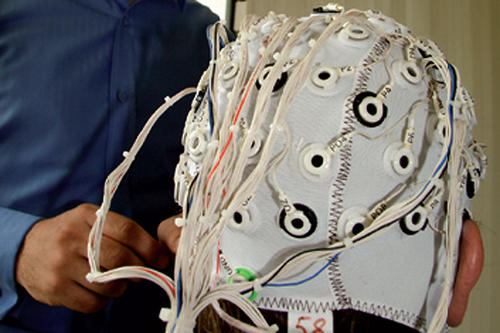 Die Elektroenzephalographie ist ein Verfahren, mit dem man die Effekte der Tiefenhirnstimulation auf Hirnströme messen kann.