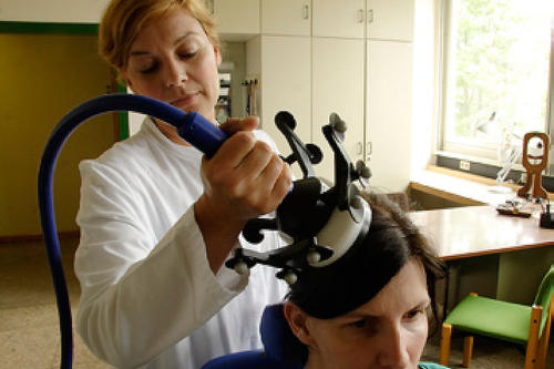 Transkranielle Magnetstimulation: Der Wissenschaftler Alvaro Pascual-Leone war 1995 der Erste, der Magnetfelder zur Behandlung von Depressionen einsetzte.