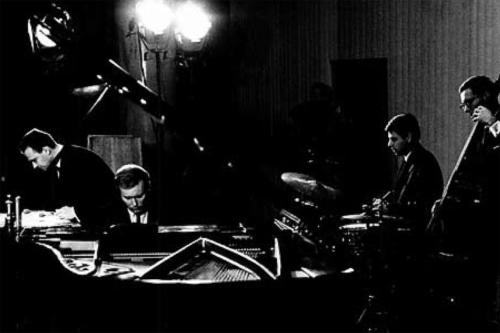 Scheinbar aus dem Nichts erschienen in Polen talentierte Musiker wie der Jazz- Pianist Krzysztof Komeda, hier mit seinem Komeda Quartet beim Jazz Jamboree, Warschau, 1965.