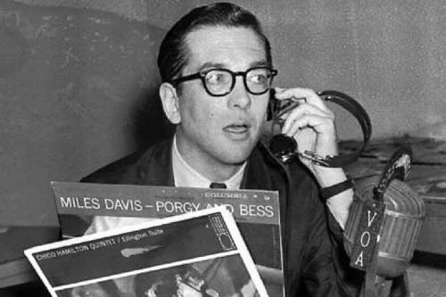 Der Moderator Willis Conover erlangte mit seiner Sendung „Music USA: Jazz Hour“, die von 1955 an jeden Abend im Radiosender Voice of America zu hören war, im gesamten Ostblock Kultstatus.