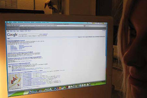 Die Suchmaschine Google gibt durch ihren Algorithmus „PageRank“ gut vernetzte Seiten weit oben aus – ein Vorteil für etablierte Institutionen wie Ministerien, die mit geringem Aufwand ihre Relevanz in der Suchmaschine befördern können.