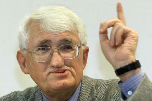 Der Soziologe und Sozialphilosoph Jürgen Habermas ist ein Vertreter des partizipatorisch- diskursiven Modells einer idealen Öffentlichkeit. Dessen Grundprämisse: freie Debatten und die größtmögliche Beteiligung von Bürgern an Entscheidungen.