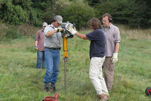 Rammkernsondierung: Mit dem Verfahren können Bodenproben bis zu einer Tiefe von elf Metern genommen werden. Mithilfe der Sedimente können Rückschlüsse auf die Veränderungen der Landschaft durch die Besiedelung des Menschen gezogen werden.
