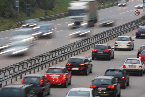 Handel findet nicht vor allem zwischen unterschiedlichen Volkswirtschaften statt, sondern zwischen ähnlichen Ländern mit ähnlichen Gütern, wie der Automarkt zeigt.