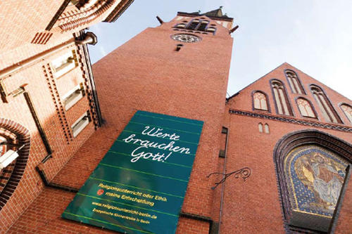 In der anhaltenden „Werte-Debatte“, wie etwa im Streit um den Berliner Ethikunterricht, sind die verschiedenen religiösen Reaktion auf neue gesellschaftlichen Rahmenbedingungen zu beobachten.