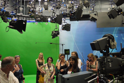 Besuche bei deutschen Verlagen, Radio- und Fernsehsendern – wie hier im Studio des Mitteldeutschen Rundfunks (MDR) – gehören zum Programm der russischen Journalisten, die am Weiterbildungsprogramm der Freien Universität in Berlin teilnehmen.