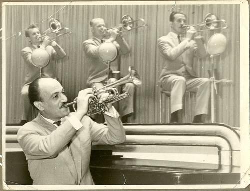 Begeisterte die Menschen mit seiner Musik: Der jüdische Jazztrompeter Eddie Rosner mit seinem neuen Orchester nach der Freilassung aus dem sibirischen Gulag.