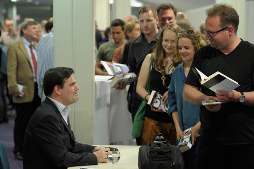 Begehrter Bestseller-Autor: Uwe Tellkamp ("Der Turm") erfüllte nach seinem Vortrag an der Freien Universität die Autogrammwünsche zahlreicher Besucher.