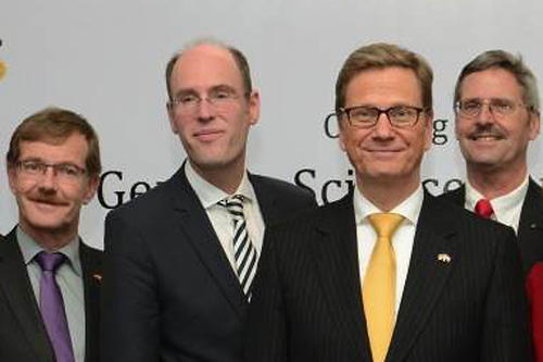 Bundesaußenminister Westerwelle eröffnete das Deutsche Wissenschaftszentrum in Kairo.  (v.l.n.r. T. Hesse, Humboldt-Stiftung; P. A. Alt, FU-Berlin; G. Westerwelle; W. Schlaak, Frauenhofer-Gesellschaft)