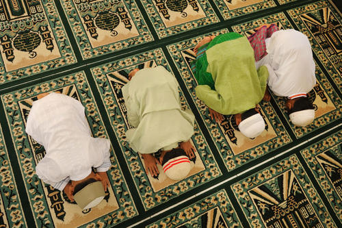 Beten gen Mekka: In Ägypten ringen islamistische, säkulare, liberale und nationalistische Kräfte um die Vorherrschaft.