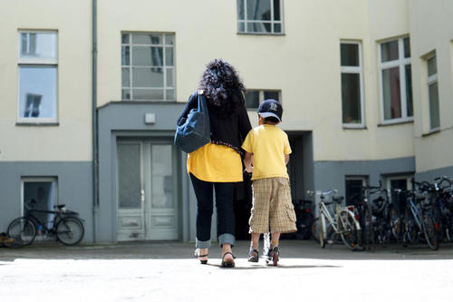 Leben in einer Parallelwelt: Wer keine Papiere hat, lebt in einer Situation, die geprägt ist von Unsicherheit. Auch Kinder von Migranten ohne Aufenthaltsstatus sind davon betroffen.