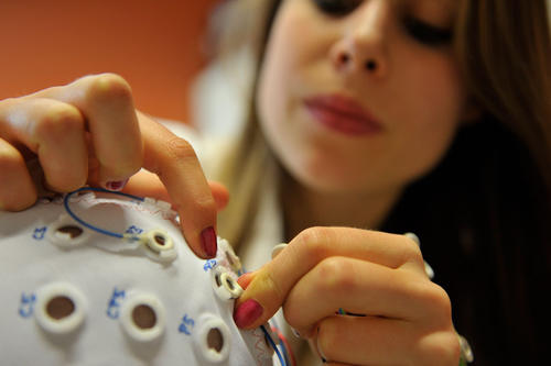 Das EEG zeigt, wie Sprache im Gehirn verarbeitet wird.